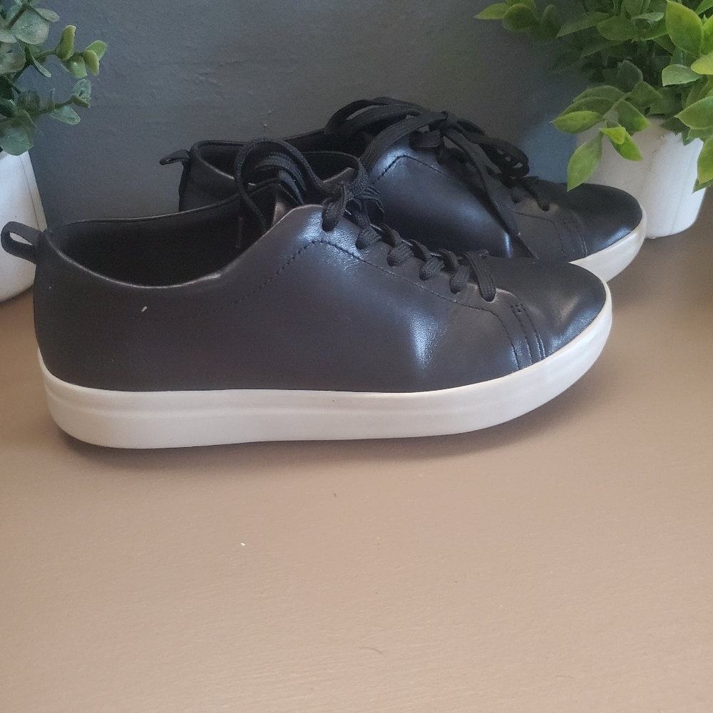 Vionic Black and White Women's Leather Sneakers